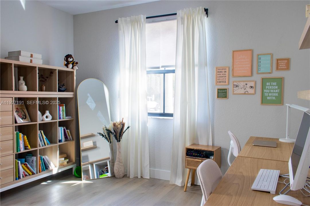 For Sale: $1,250,000 (5 beds, 4 baths, 3820 Square Feet)