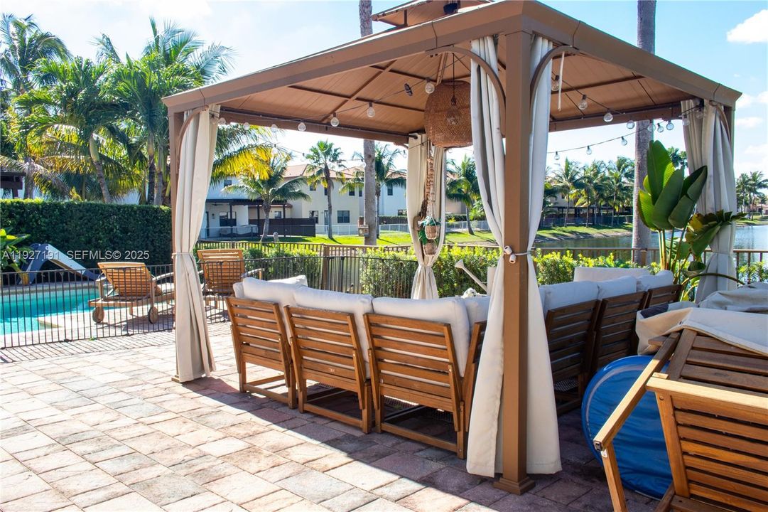 For Sale: $1,250,000 (5 beds, 4 baths, 3820 Square Feet)