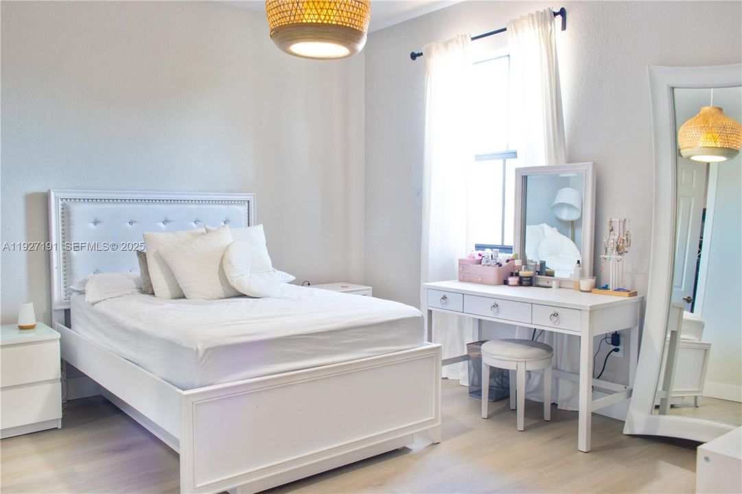 For Sale: $1,250,000 (5 beds, 4 baths, 3820 Square Feet)