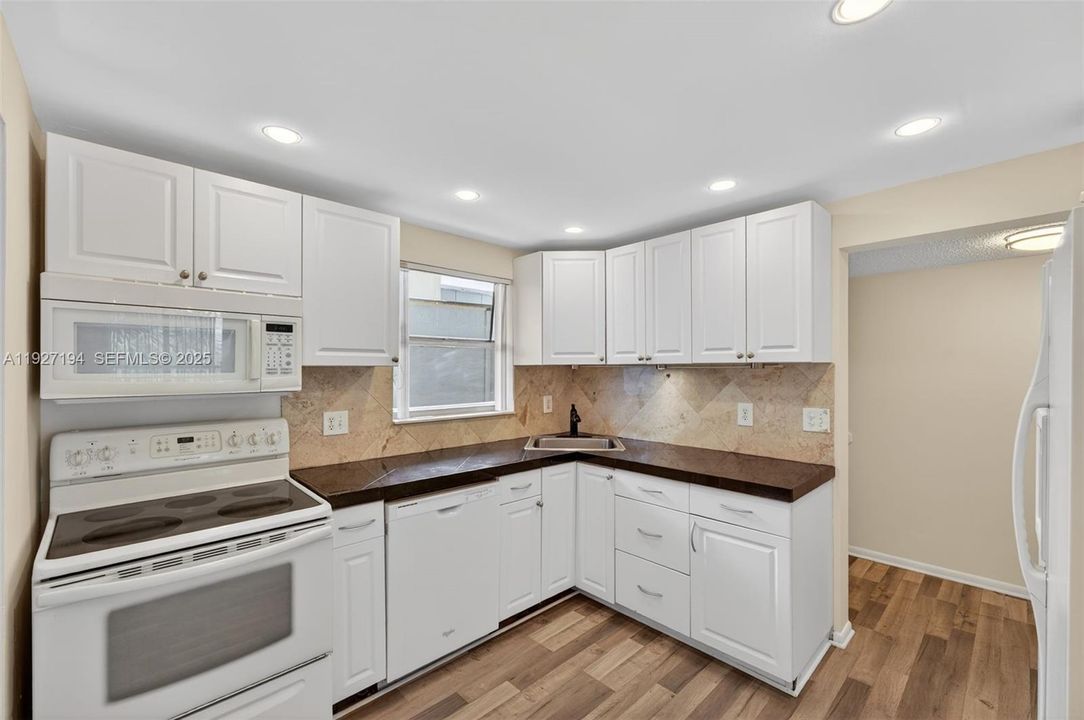 В аренду: $2,300 (3 спален, 2 ванн, 1275 Квадратных фут)