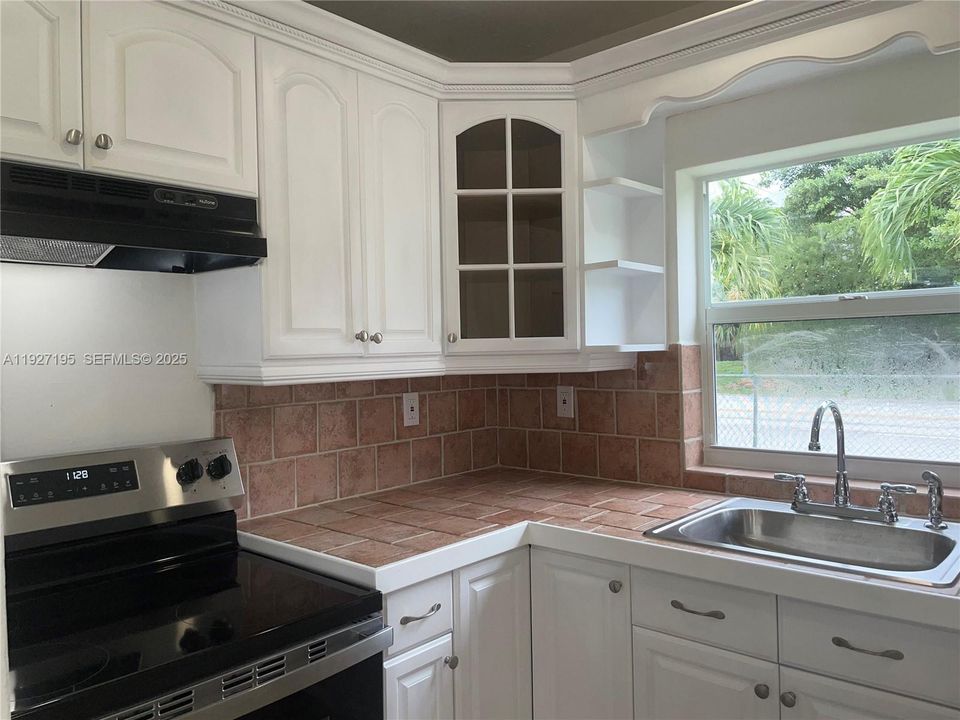 For Rent: $2,750 (3 beds, 1 baths, 980 Square Feet)