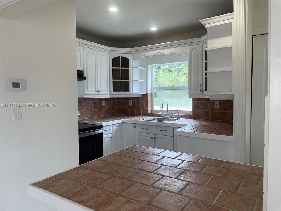 For Rent: $2,750 (3 beds, 1 baths, 980 Square Feet)