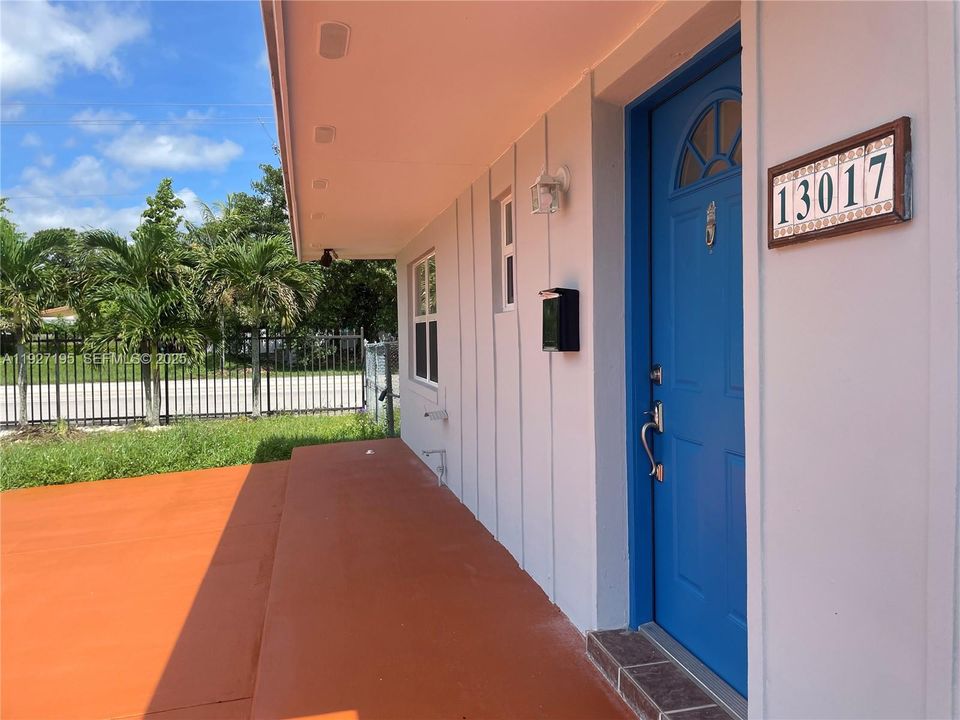 For Rent: $2,750 (3 beds, 1 baths, 980 Square Feet)