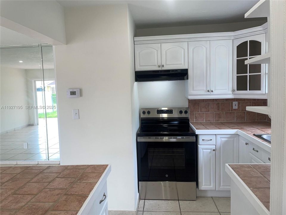 For Rent: $2,750 (3 beds, 1 baths, 980 Square Feet)