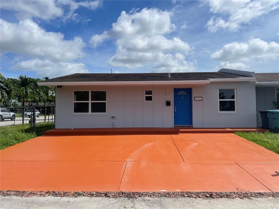 For Rent: $2,750 (3 beds, 1 baths, 980 Square Feet)