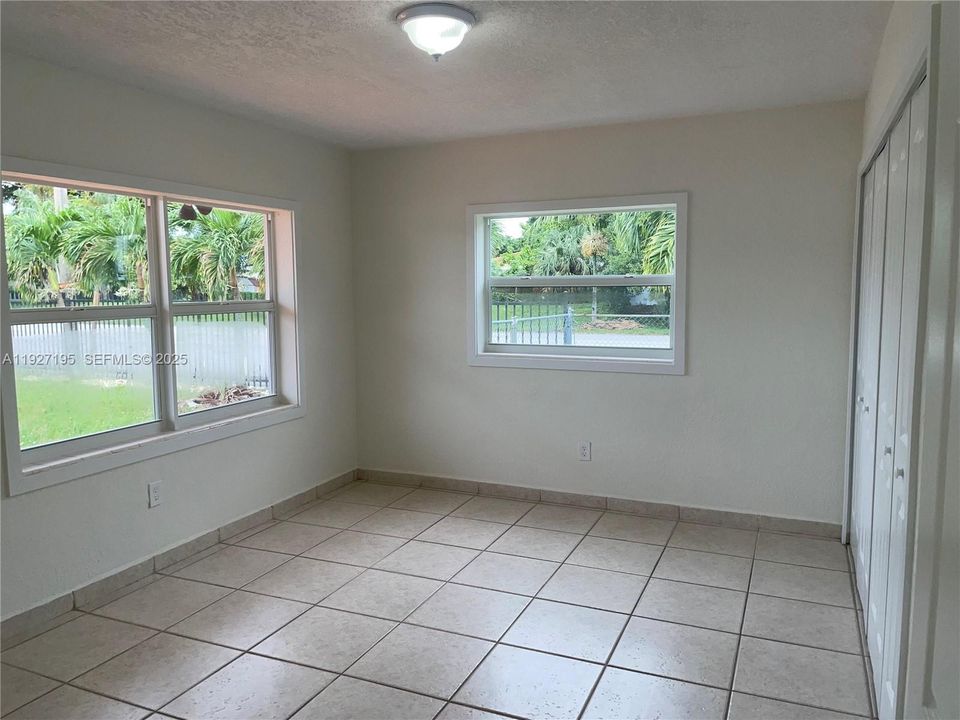 For Rent: $2,750 (3 beds, 1 baths, 980 Square Feet)