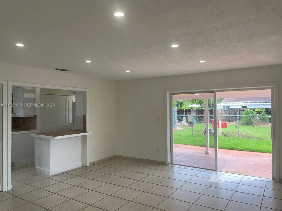 For Rent: $2,750 (3 beds, 1 baths, 980 Square Feet)