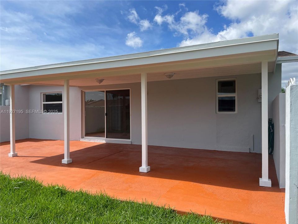 For Rent: $2,750 (3 beds, 1 baths, 980 Square Feet)