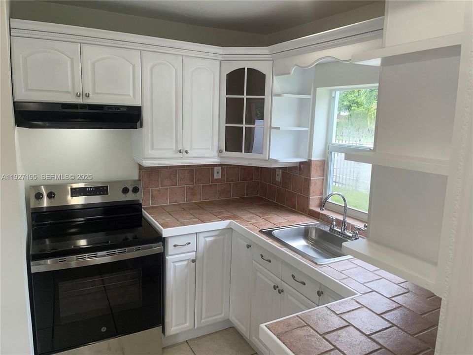 For Rent: $2,750 (3 beds, 1 baths, 980 Square Feet)