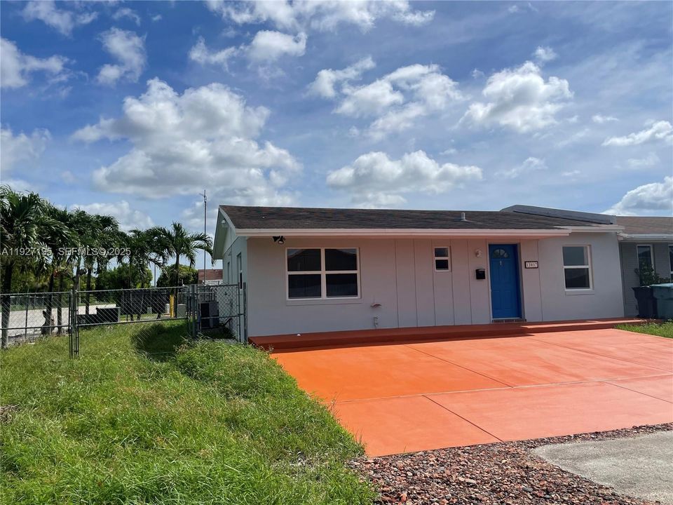 For Rent: $2,750 (3 beds, 1 baths, 980 Square Feet)