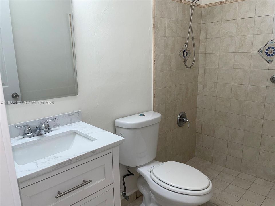 For Rent: $2,750 (3 beds, 1 baths, 980 Square Feet)