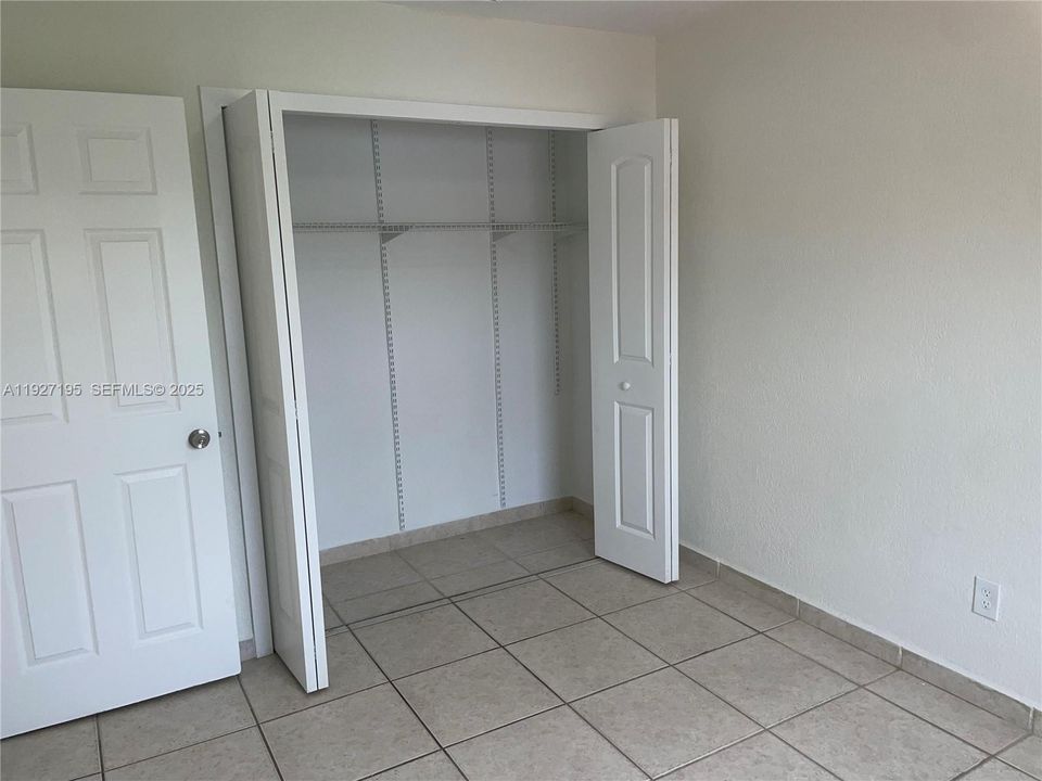 For Rent: $2,750 (3 beds, 1 baths, 980 Square Feet)