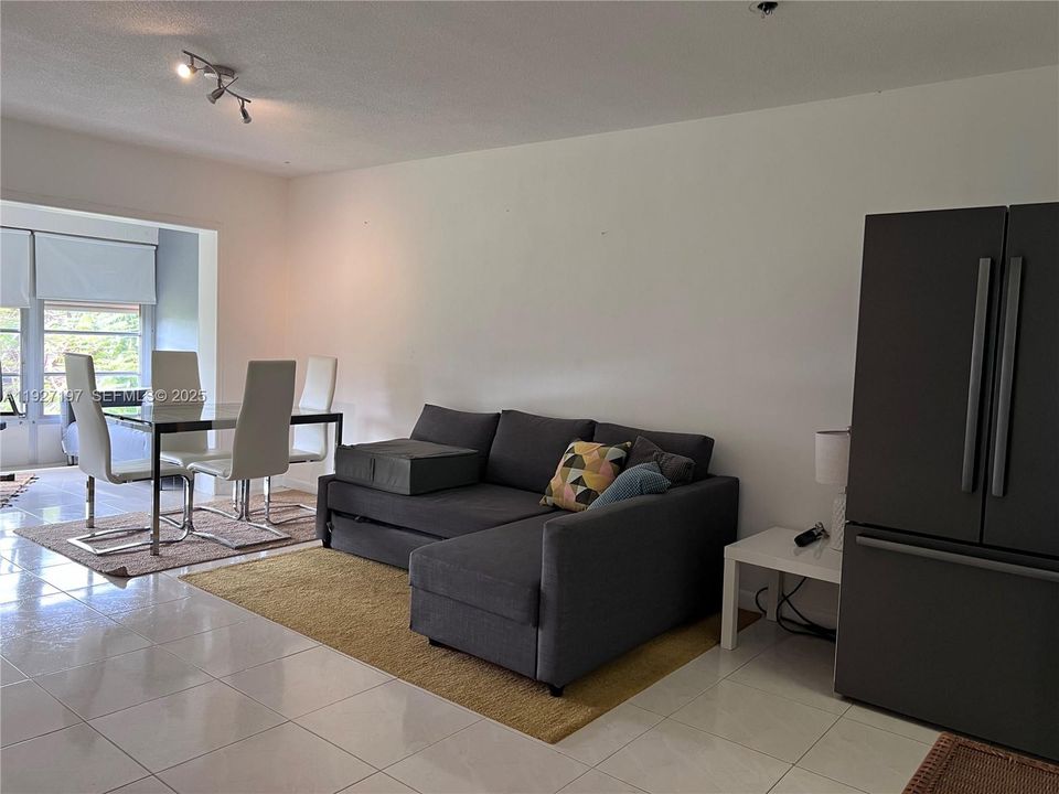 На продажу: $164,900 (2 спален, 1 ванн, 831 Квадратных фут)