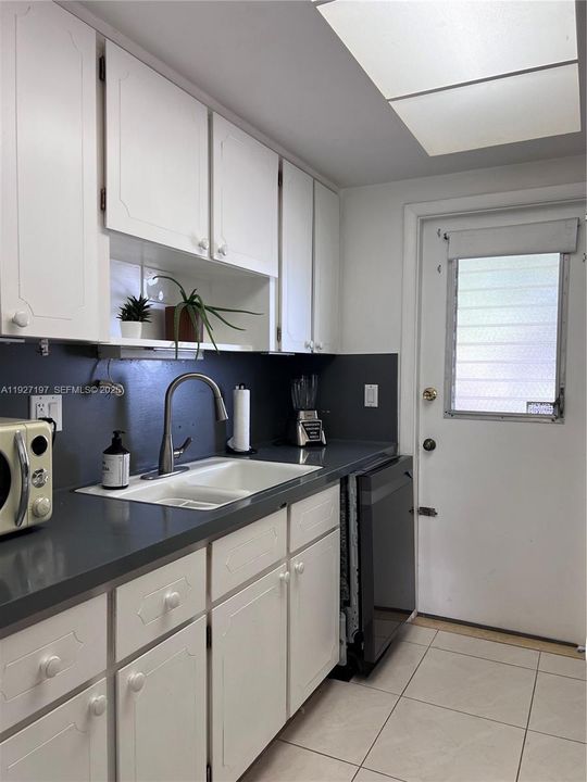 На продажу: $164,900 (2 спален, 1 ванн, 831 Квадратных фут)