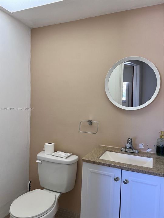 На продажу: $164,900 (2 спален, 1 ванн, 831 Квадратных фут)