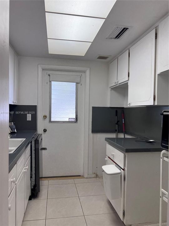 На продажу: $164,900 (2 спален, 1 ванн, 831 Квадратных фут)