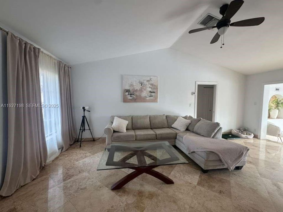 For Rent: $3,900 (3 beds, 2 baths, 1642 Square Feet)