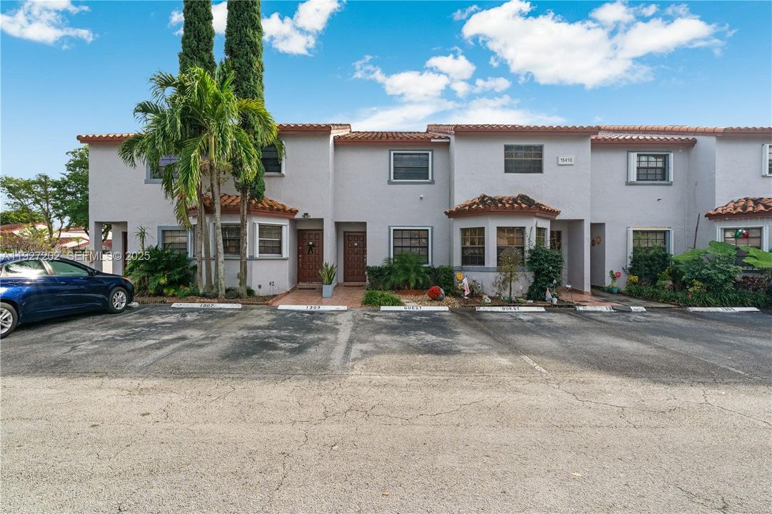 Под контрактом: $334,900 (2 спален, 2 ванн, 1190 Квадратных фут)