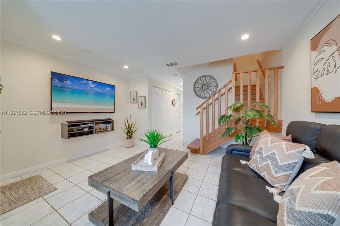 Под контрактом: $334,900 (2 спален, 2 ванн, 1190 Квадратных фут)