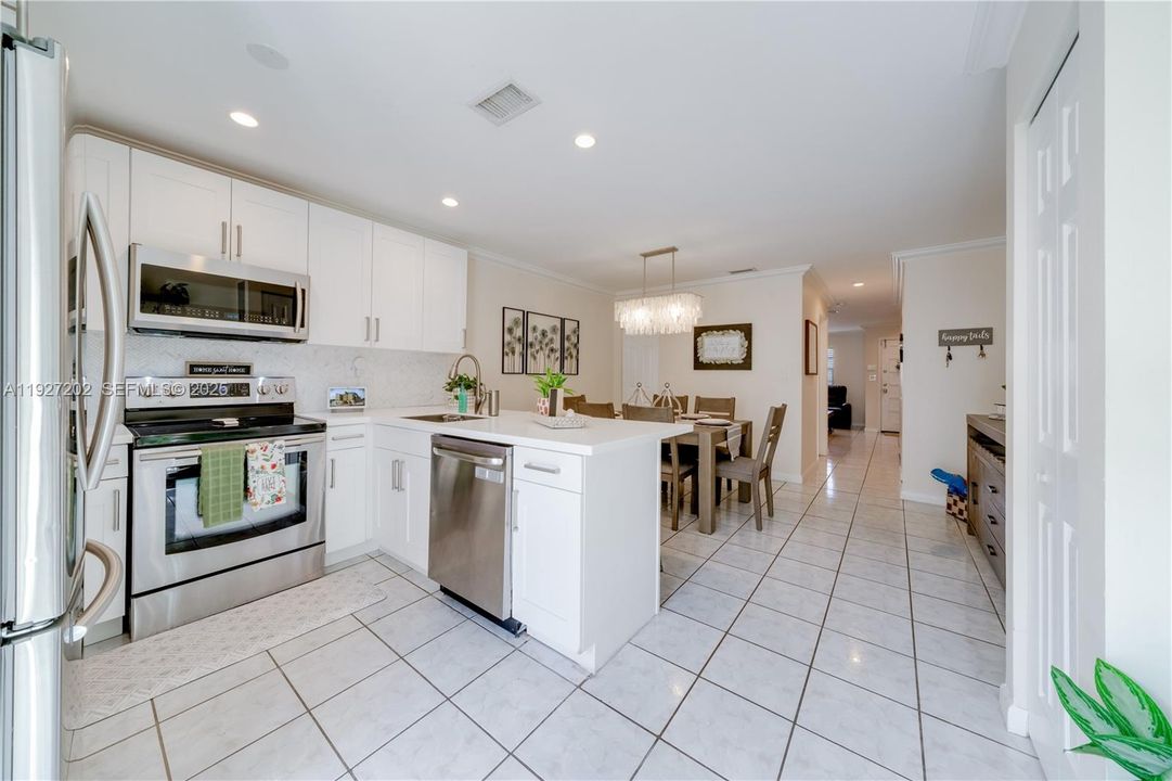 Под контрактом: $334,900 (2 спален, 2 ванн, 1190 Квадратных фут)