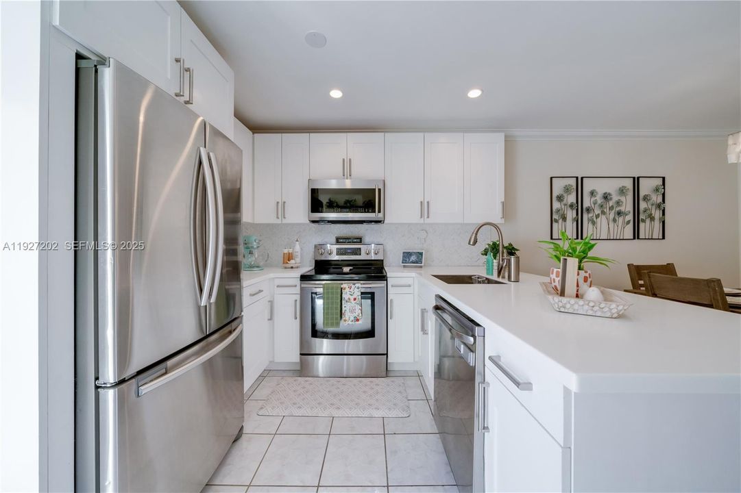 Под контрактом: $334,900 (2 спален, 2 ванн, 1190 Квадратных фут)