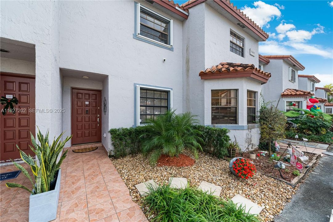 Под контрактом: $334,900 (2 спален, 2 ванн, 1190 Квадратных фут)