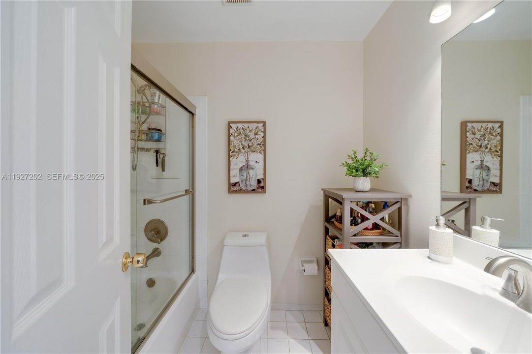 Под контрактом: $334,900 (2 спален, 2 ванн, 1190 Квадратных фут)