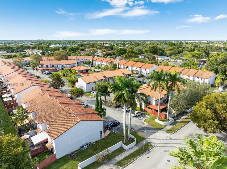 Под контрактом: $334,900 (2 спален, 2 ванн, 1190 Квадратных фут)