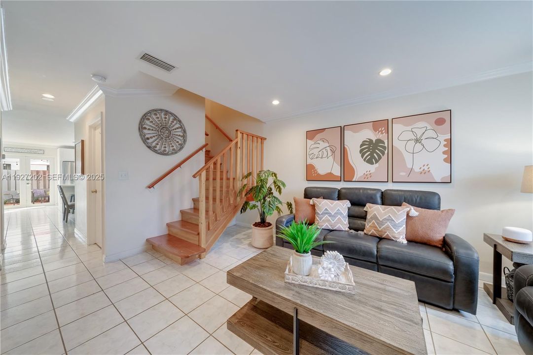 Под контрактом: $334,900 (2 спален, 2 ванн, 1190 Квадратных фут)