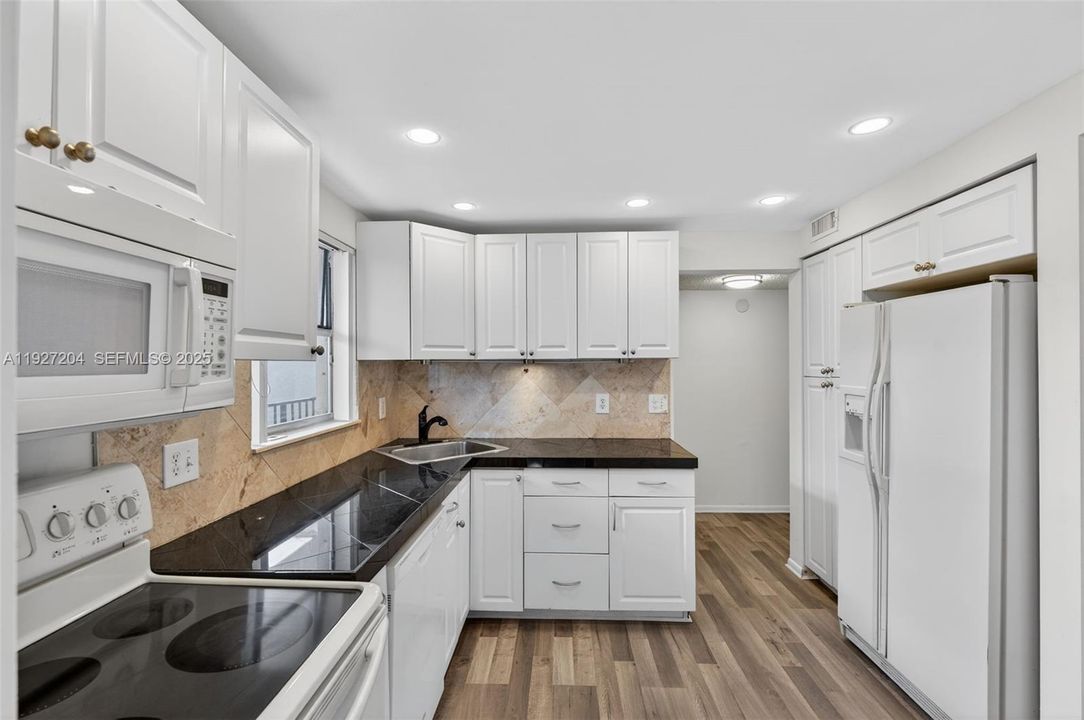 待售: $248,500 (3 贝兹, 2 浴室, 1275 平方英尺)