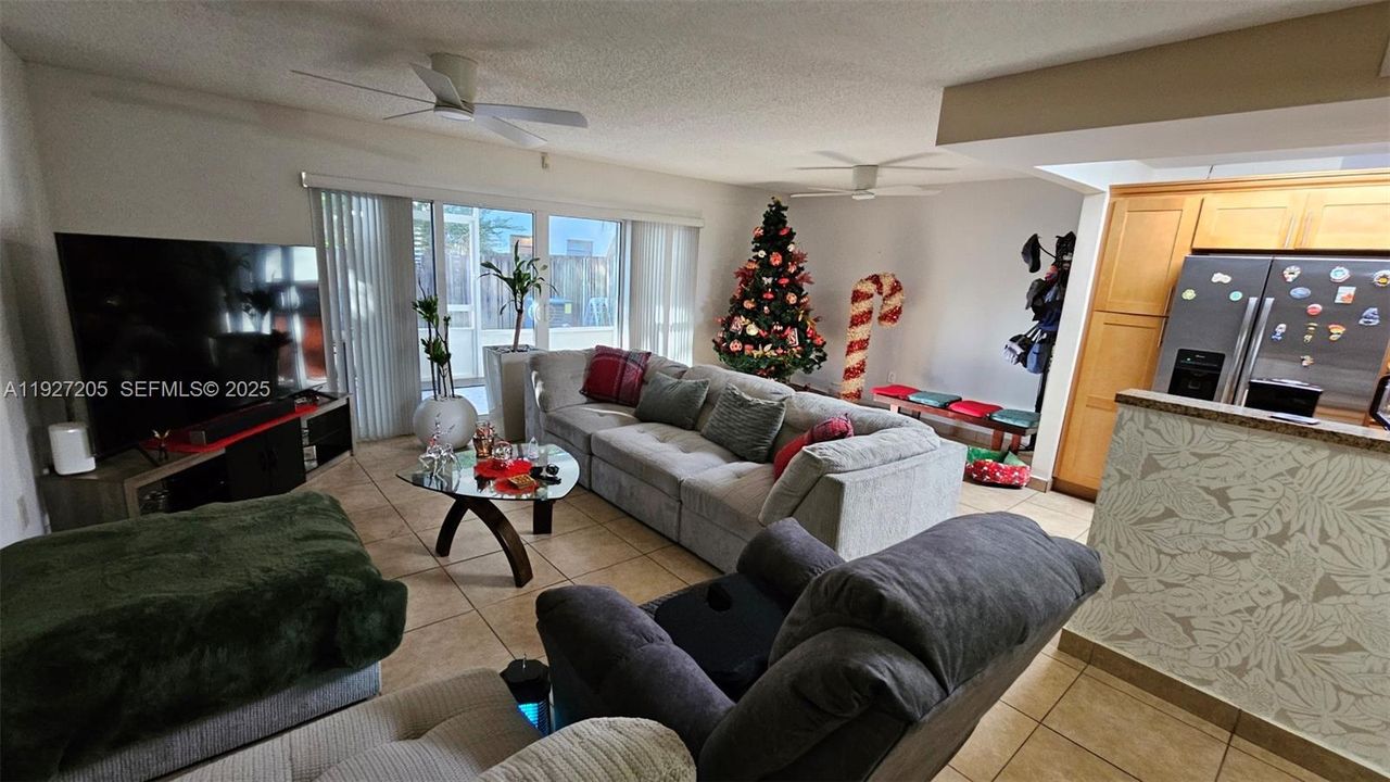 En Venta: $390,000 (4 camas, 2 baños, 1670 Pies cuadrados)