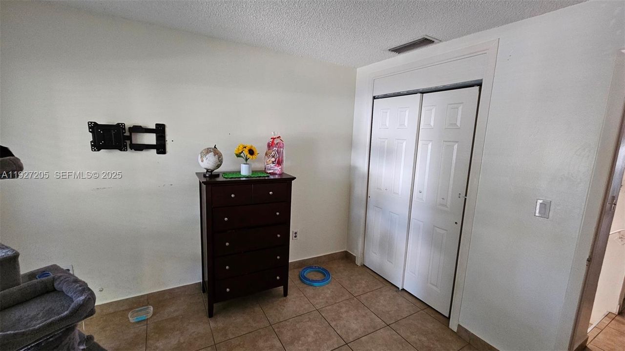 En Venta: $390,000 (4 camas, 2 baños, 1670 Pies cuadrados)