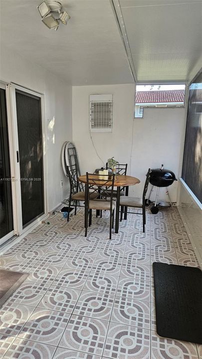 En Venta: $390,000 (4 camas, 2 baños, 1670 Pies cuadrados)
