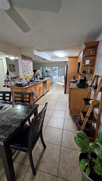 En Venta: $390,000 (4 camas, 2 baños, 1670 Pies cuadrados)