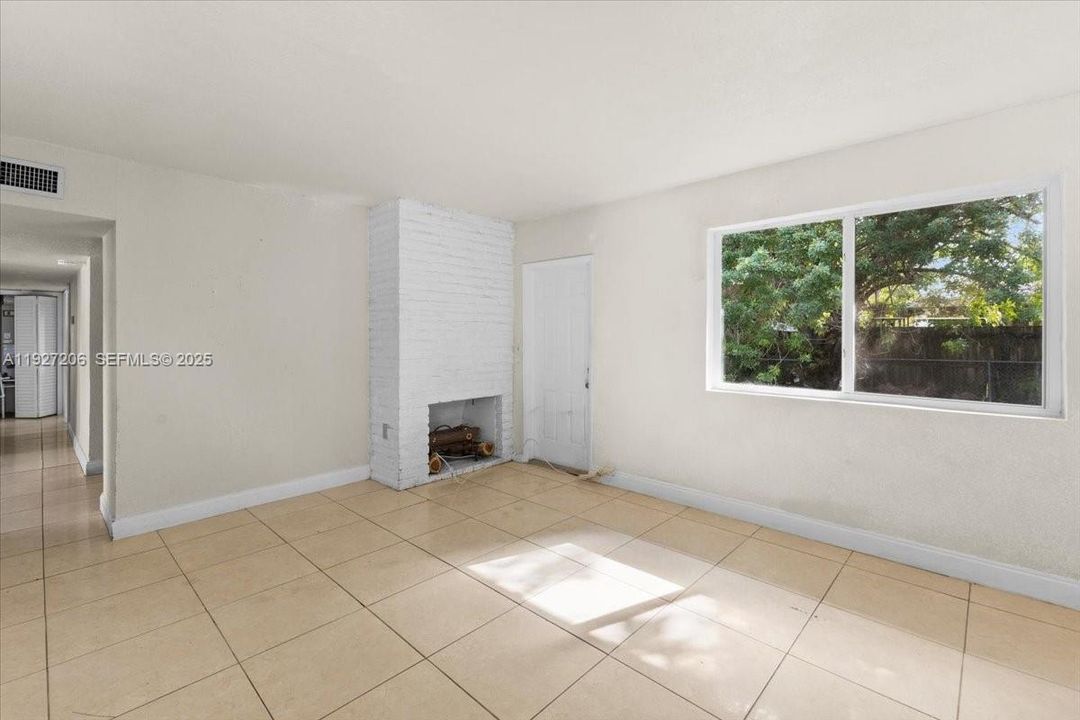 For Sale: $3,000 (3 beds, 2 baths, 1095 Square Feet)