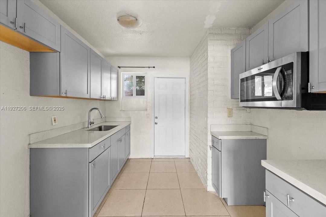 For Sale: $3,000 (3 beds, 2 baths, 1095 Square Feet)