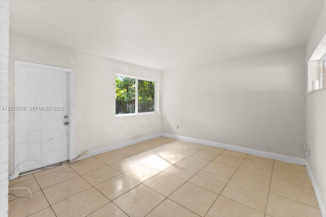 For Sale: $3,000 (3 beds, 2 baths, 1095 Square Feet)