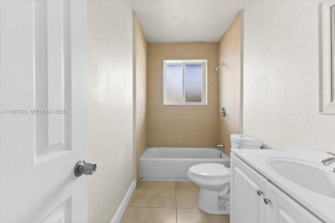 For Sale: $3,000 (3 beds, 2 baths, 1095 Square Feet)