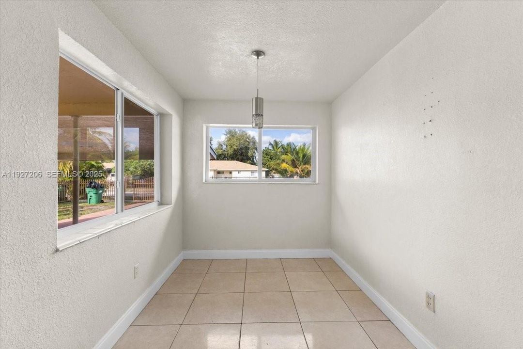 For Sale: $3,000 (3 beds, 2 baths, 1095 Square Feet)