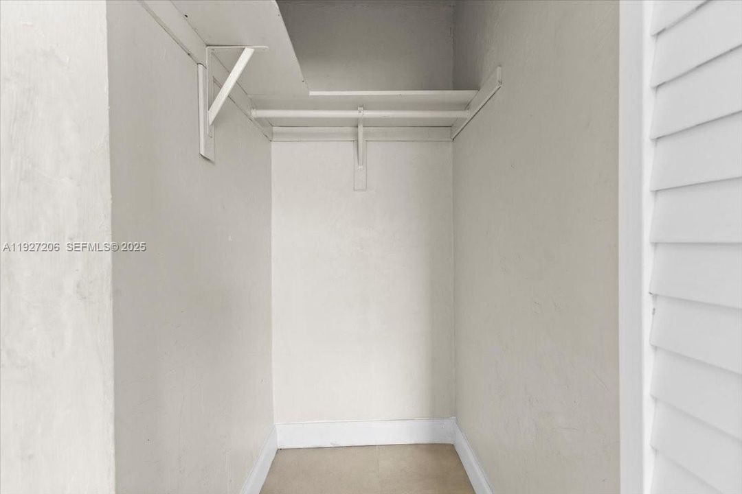 For Sale: $3,000 (3 beds, 2 baths, 1095 Square Feet)