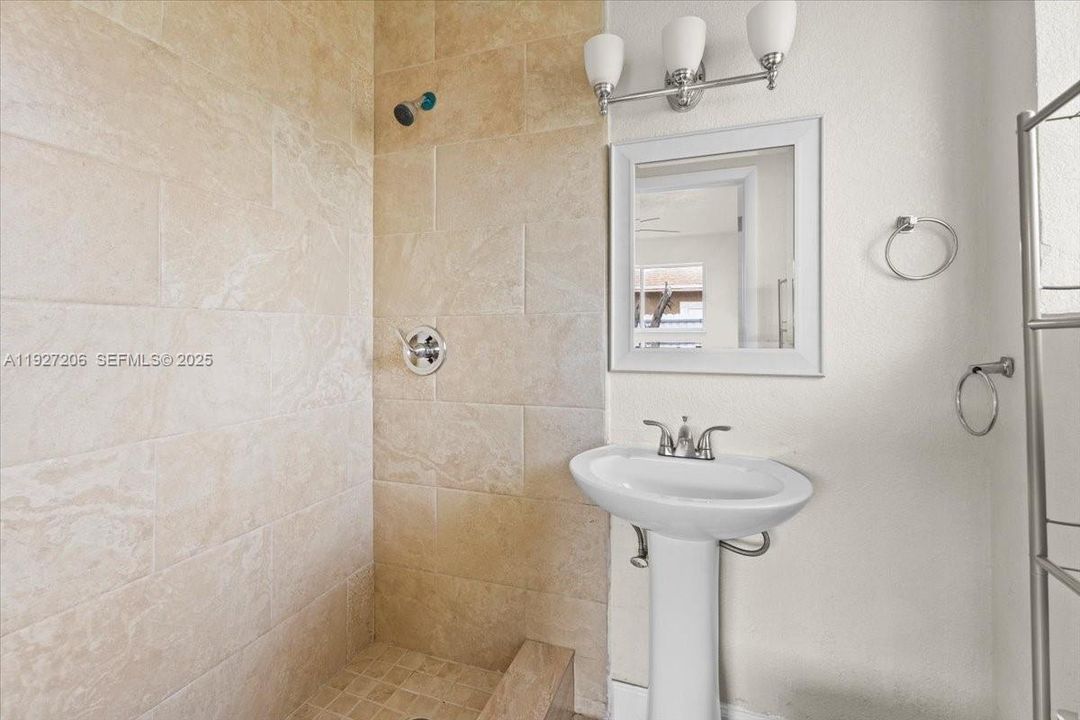 For Sale: $3,000 (3 beds, 2 baths, 1095 Square Feet)