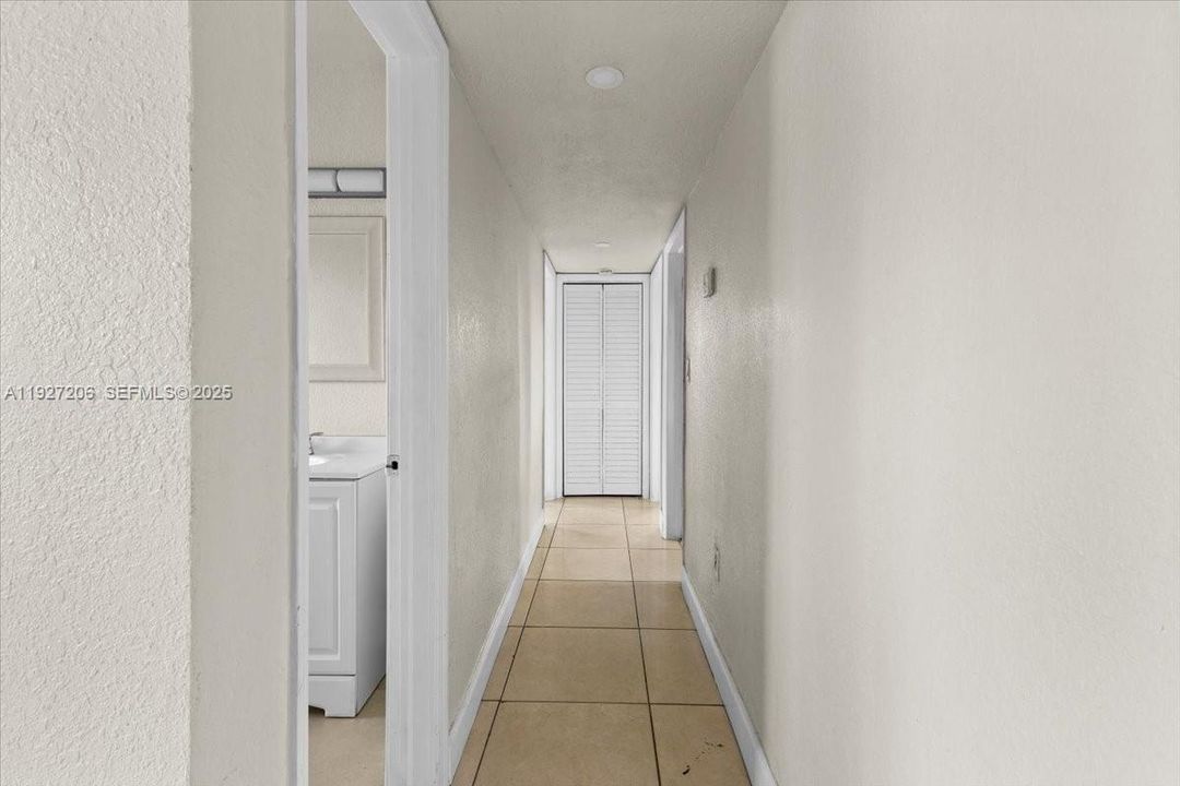 For Sale: $3,000 (3 beds, 2 baths, 1095 Square Feet)