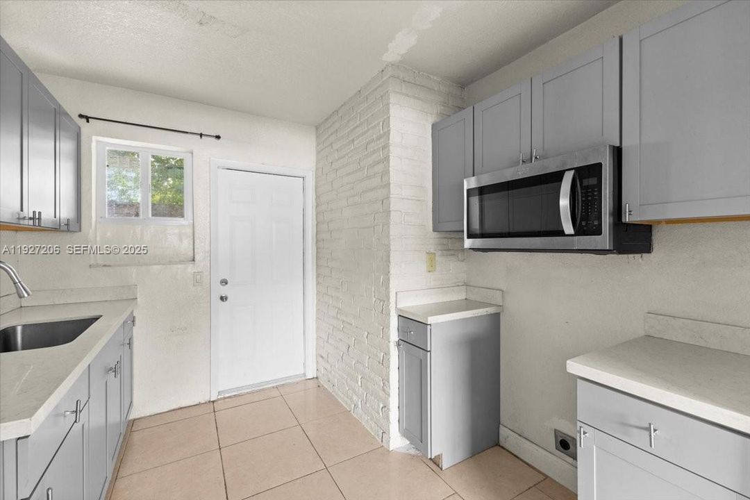 For Sale: $3,000 (3 beds, 2 baths, 1095 Square Feet)