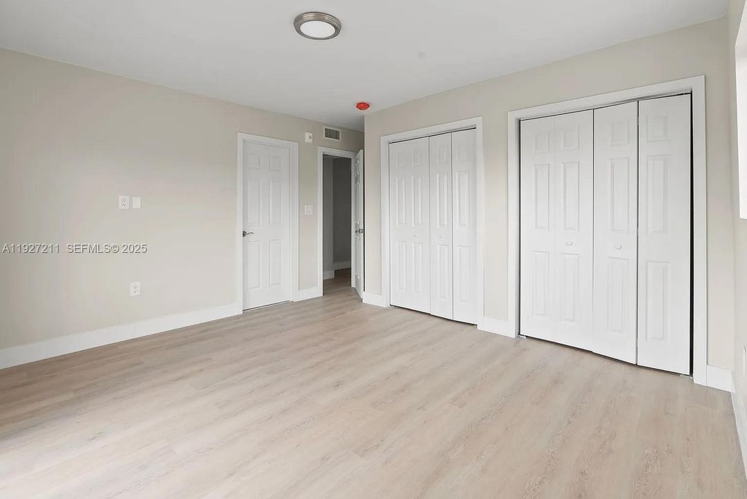 出租: $2,425 (2 贝兹, 1 浴室, 900 平方英尺)