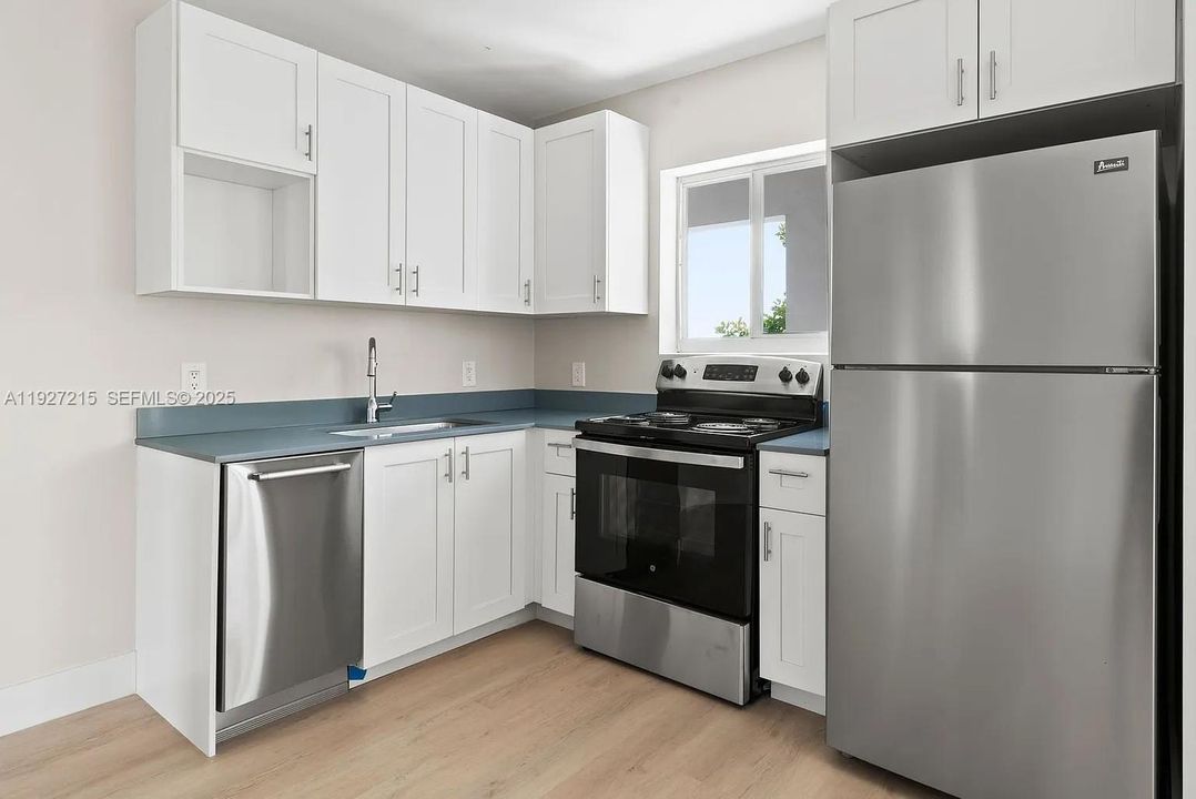 出租: $2,450 (2 贝兹, 1 浴室, 900 平方英尺)