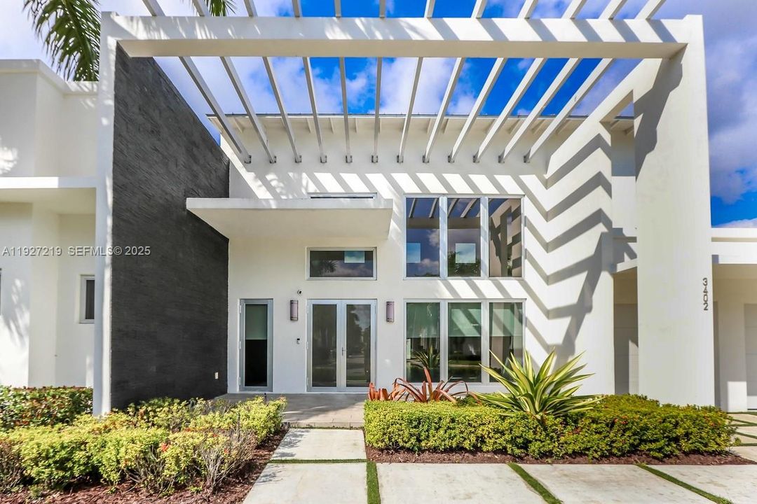 Active With Contract: $9,800 (5 beds, 6 baths, 3638 Square Feet)