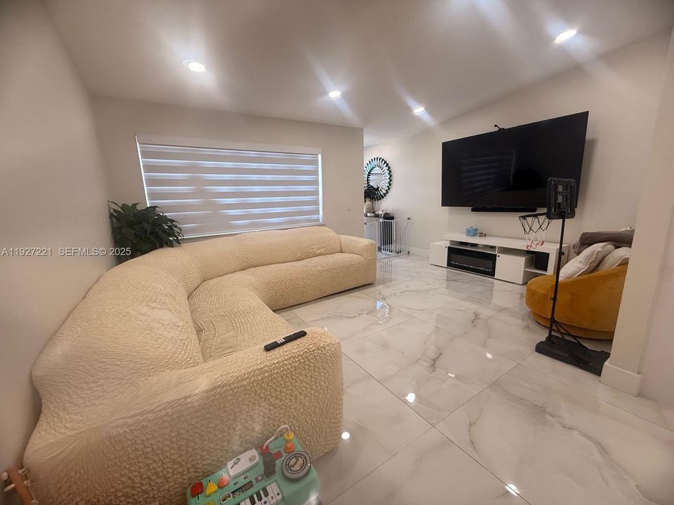 В аренду: $2,950 (3 спален, 2 ванн, 1270 Квадратных фут)