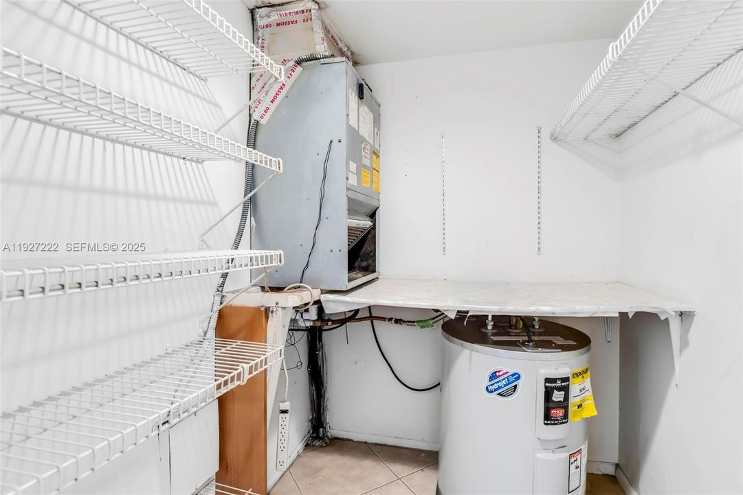 For Sale: $180,000 (1 beds, 1 baths, 700 Square Feet)