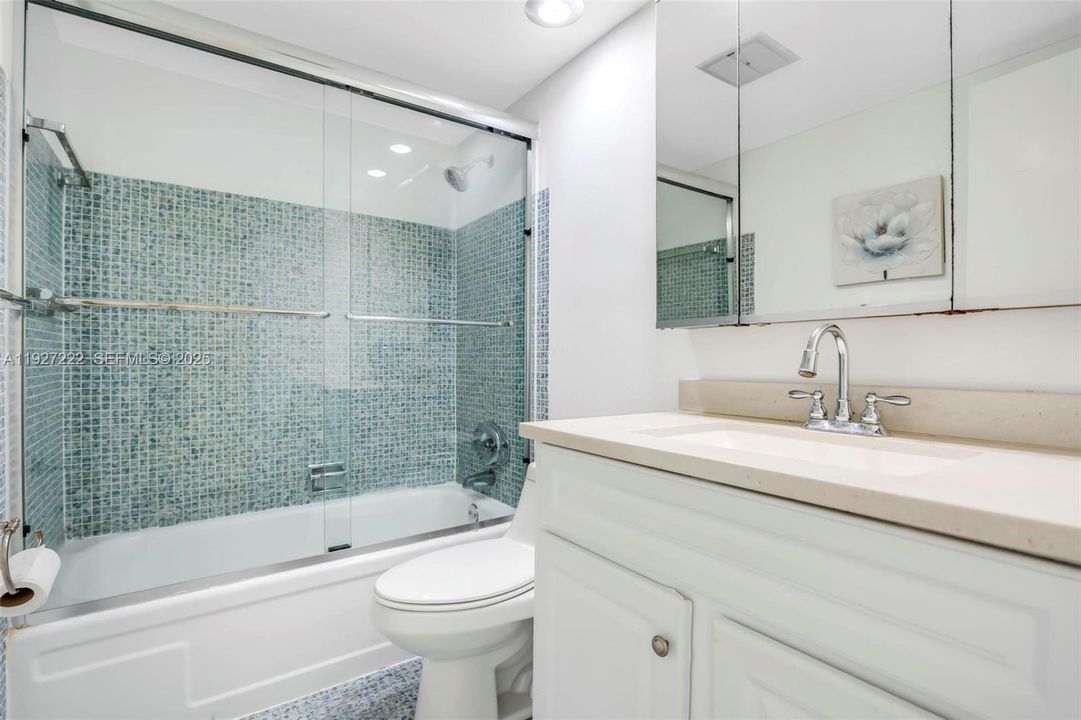 For Sale: $180,000 (1 beds, 1 baths, 700 Square Feet)