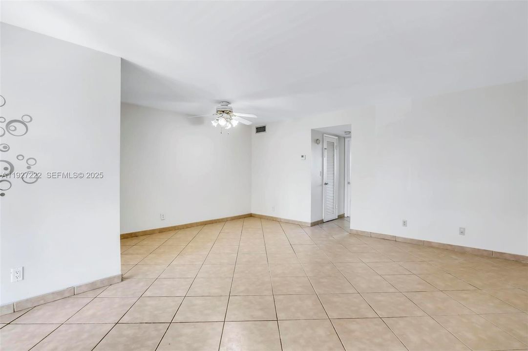 For Sale: $180,000 (1 beds, 1 baths, 700 Square Feet)